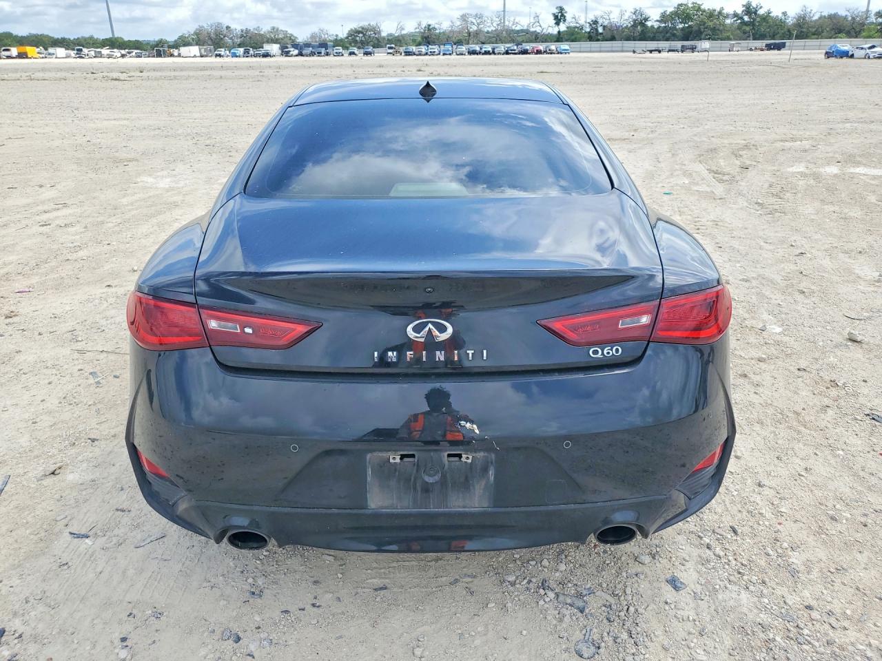 INFINITI Q60 Luxe