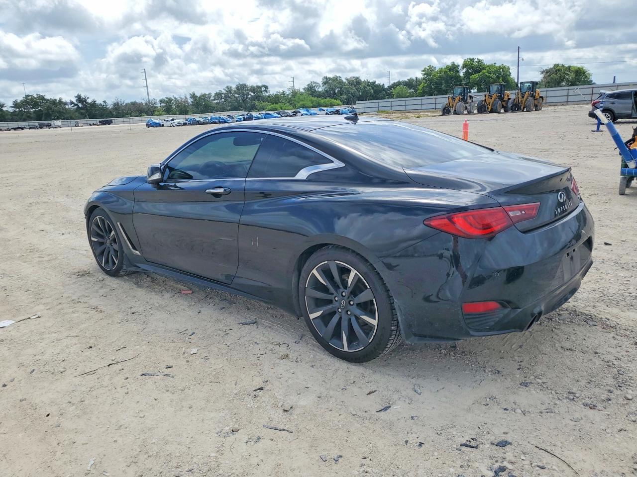 INFINITI Q60 Luxe