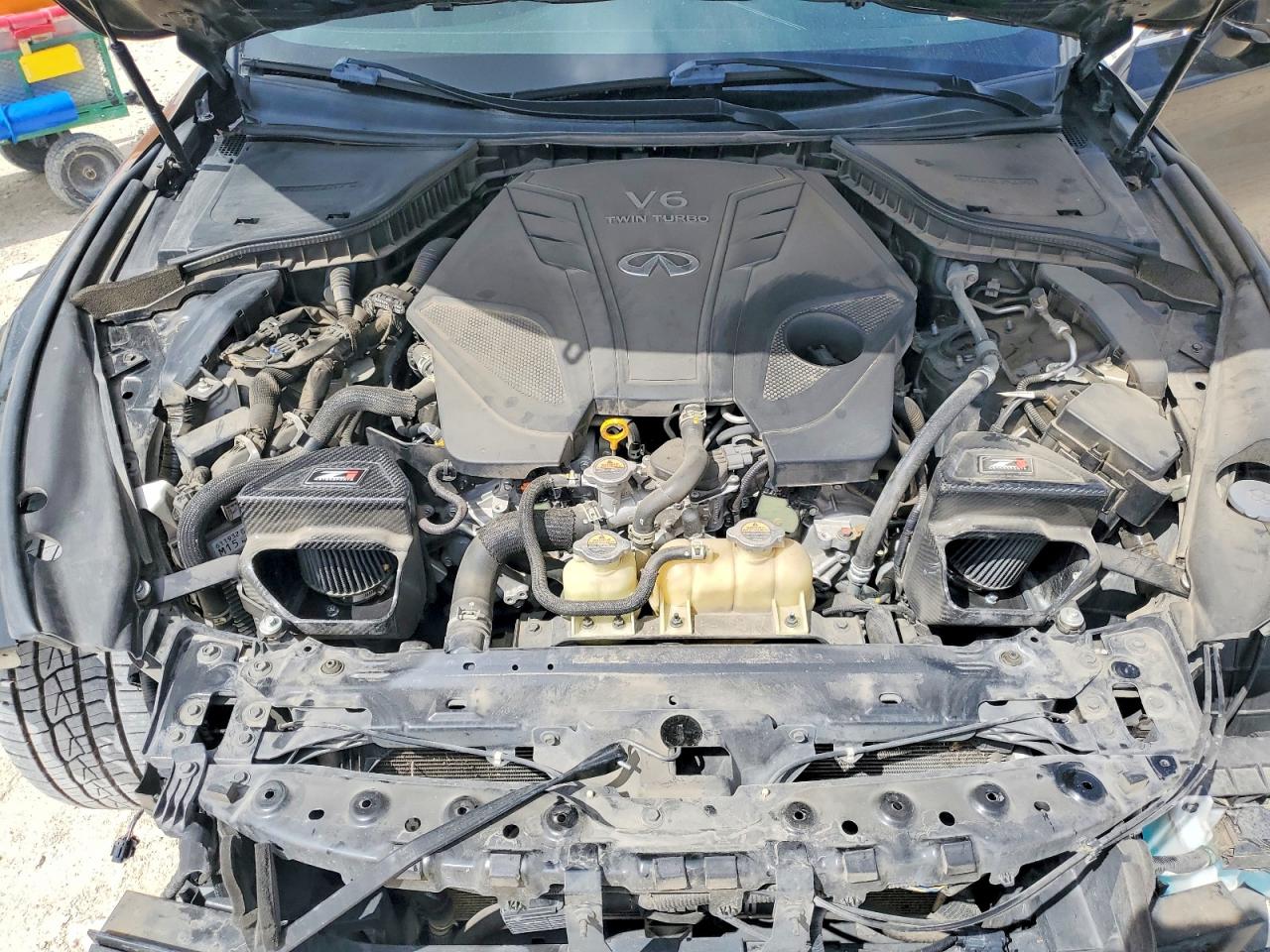 INFINITI Q60 Luxe