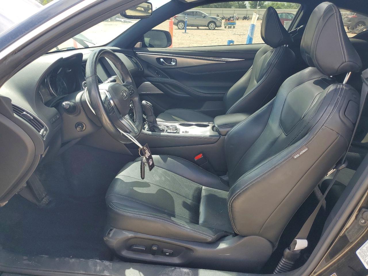 INFINITI Q60 Luxe