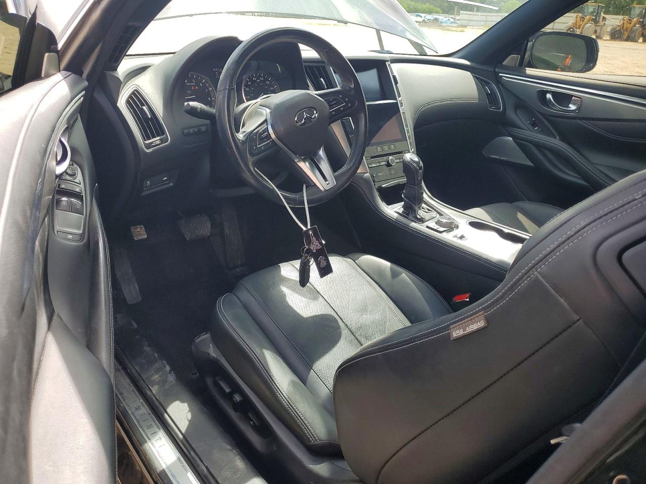 INFINITI Q60 Luxe