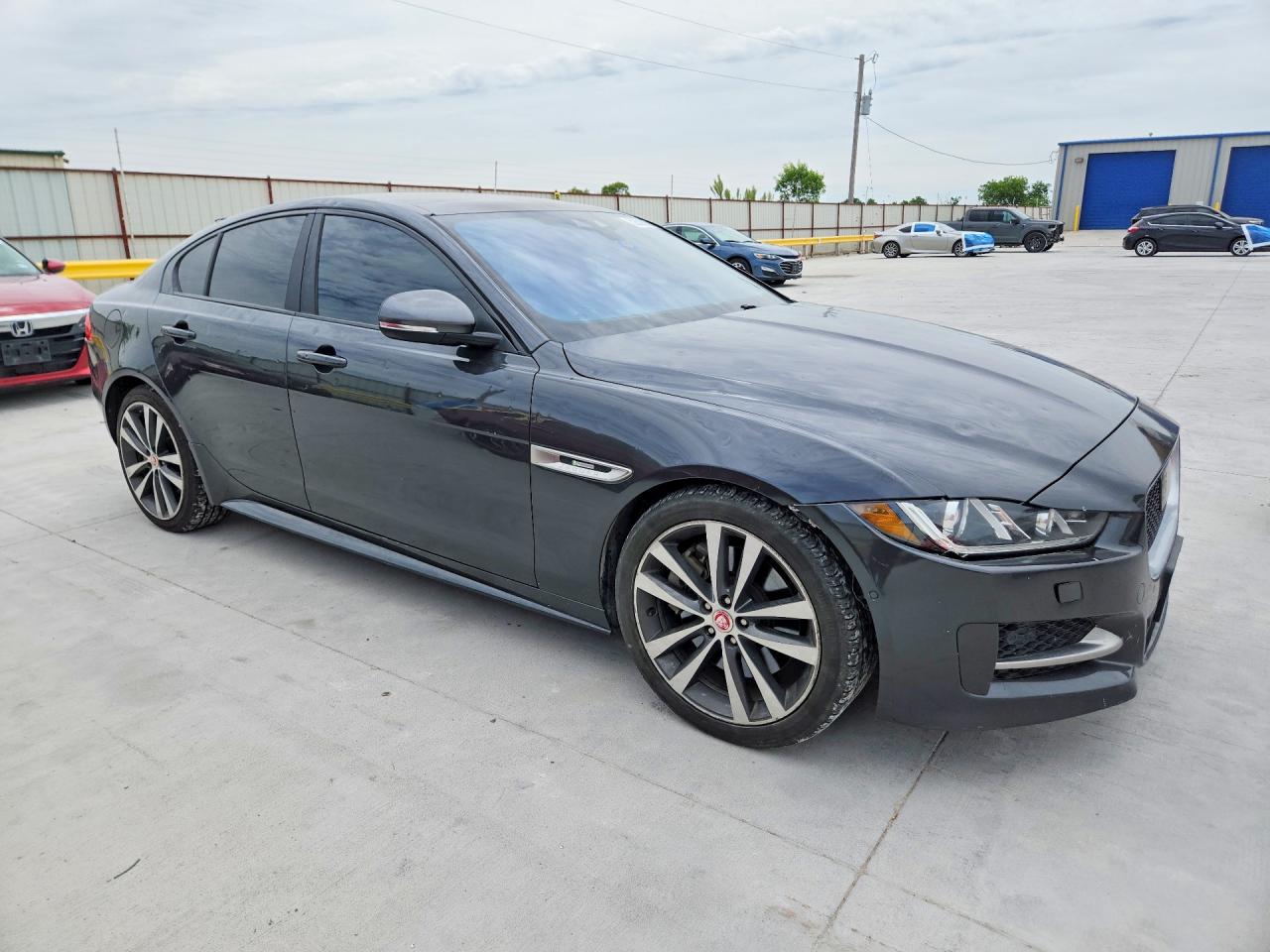 Jaguar XE R - Sport