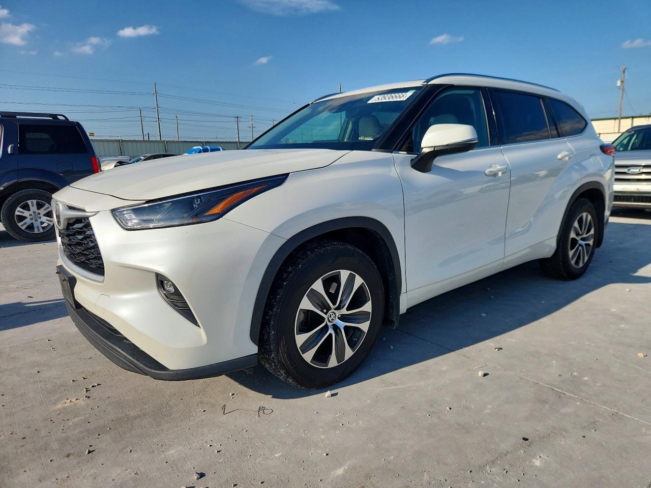 Salvage Toyota Highlander Image