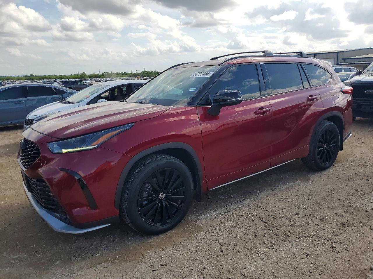 Salvage Toyota Highlander Image