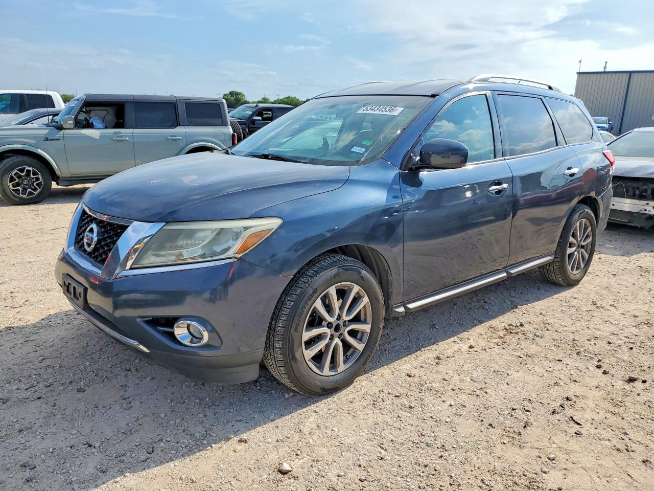 Salvage Nissan Pathfinder Image