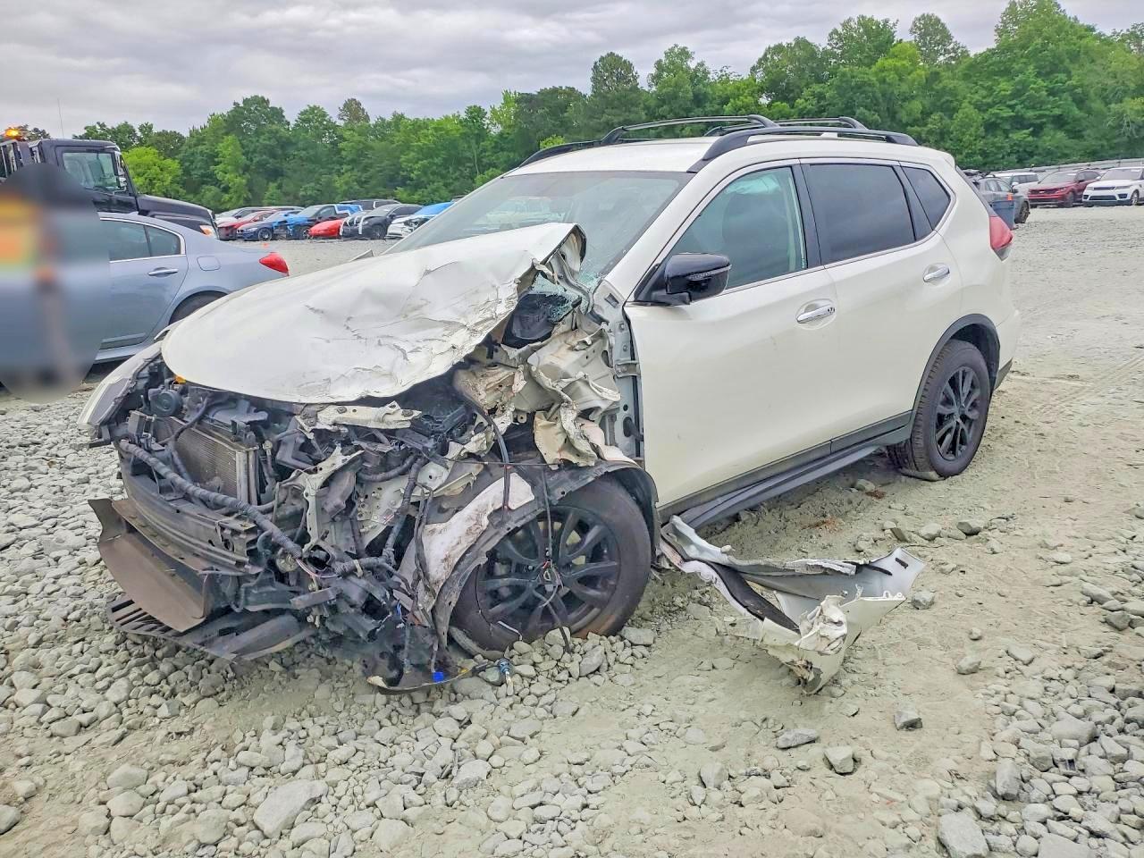 Salvage Nissan Rogue Image