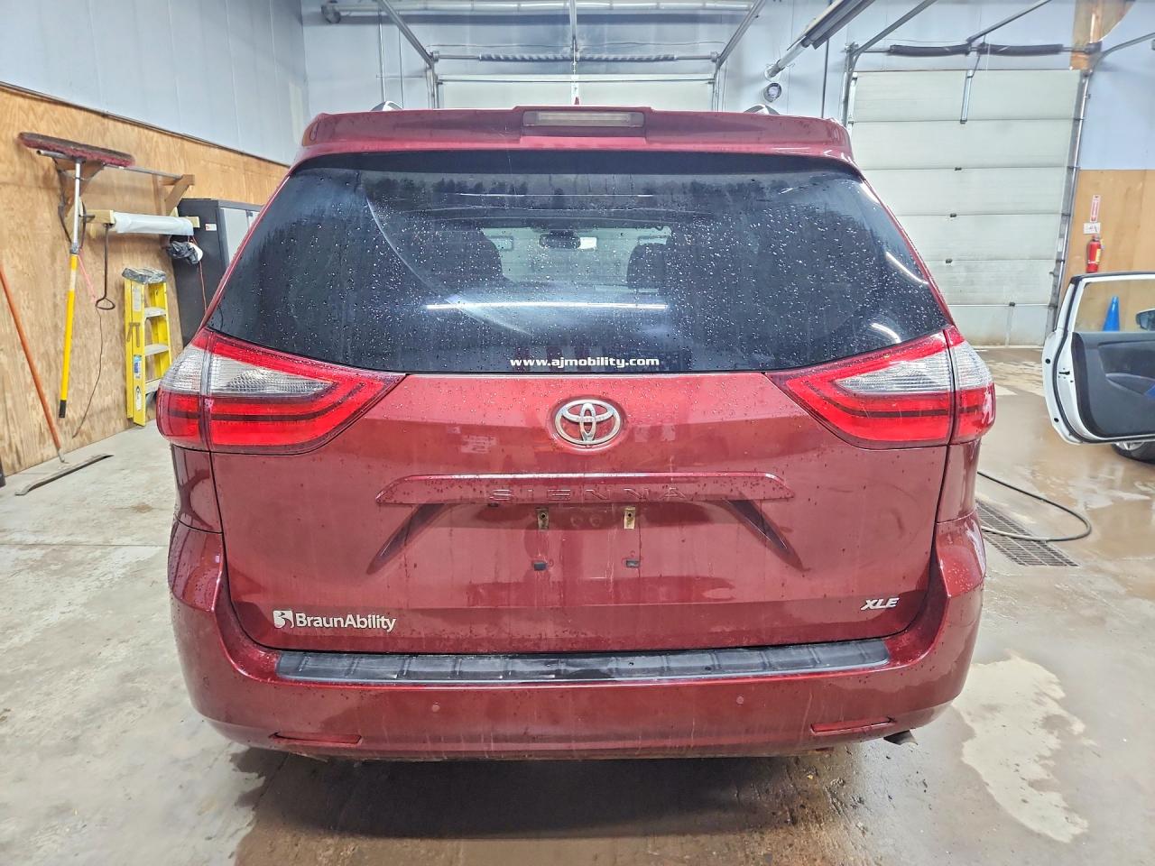 Toyota Sienna Xle 8-passenger
