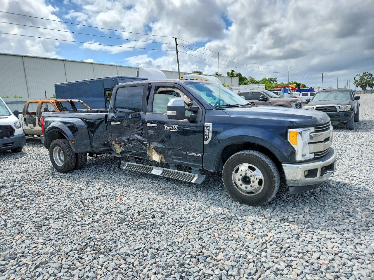 Salvage Ford F-350 Image