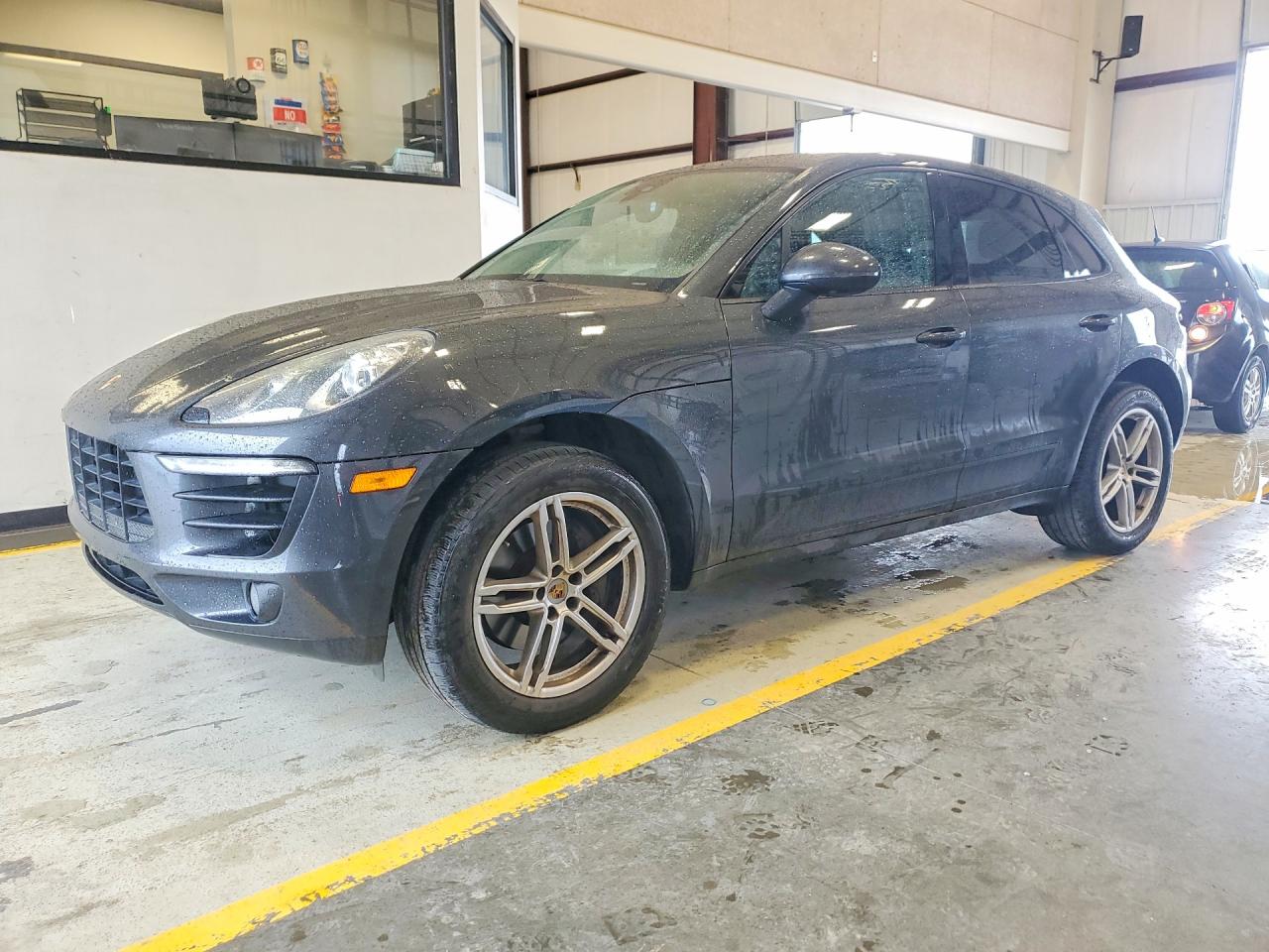 Salvage Porsche Macan Image