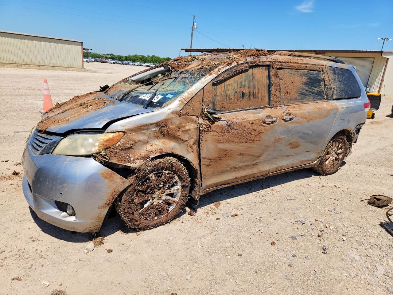 Salvage Toyota Sienna Image