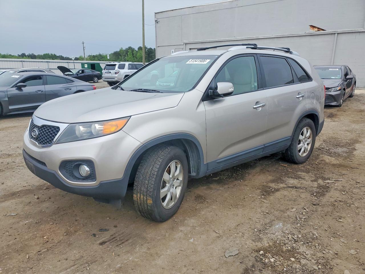 Salvage Kia Sorento Image