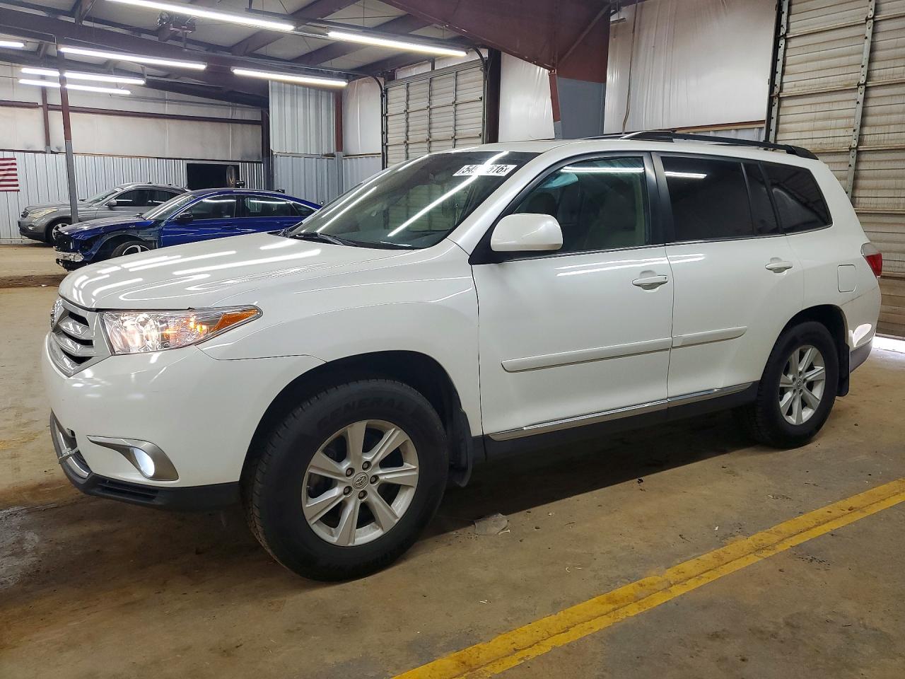 Salvage Toyota Highlander Image