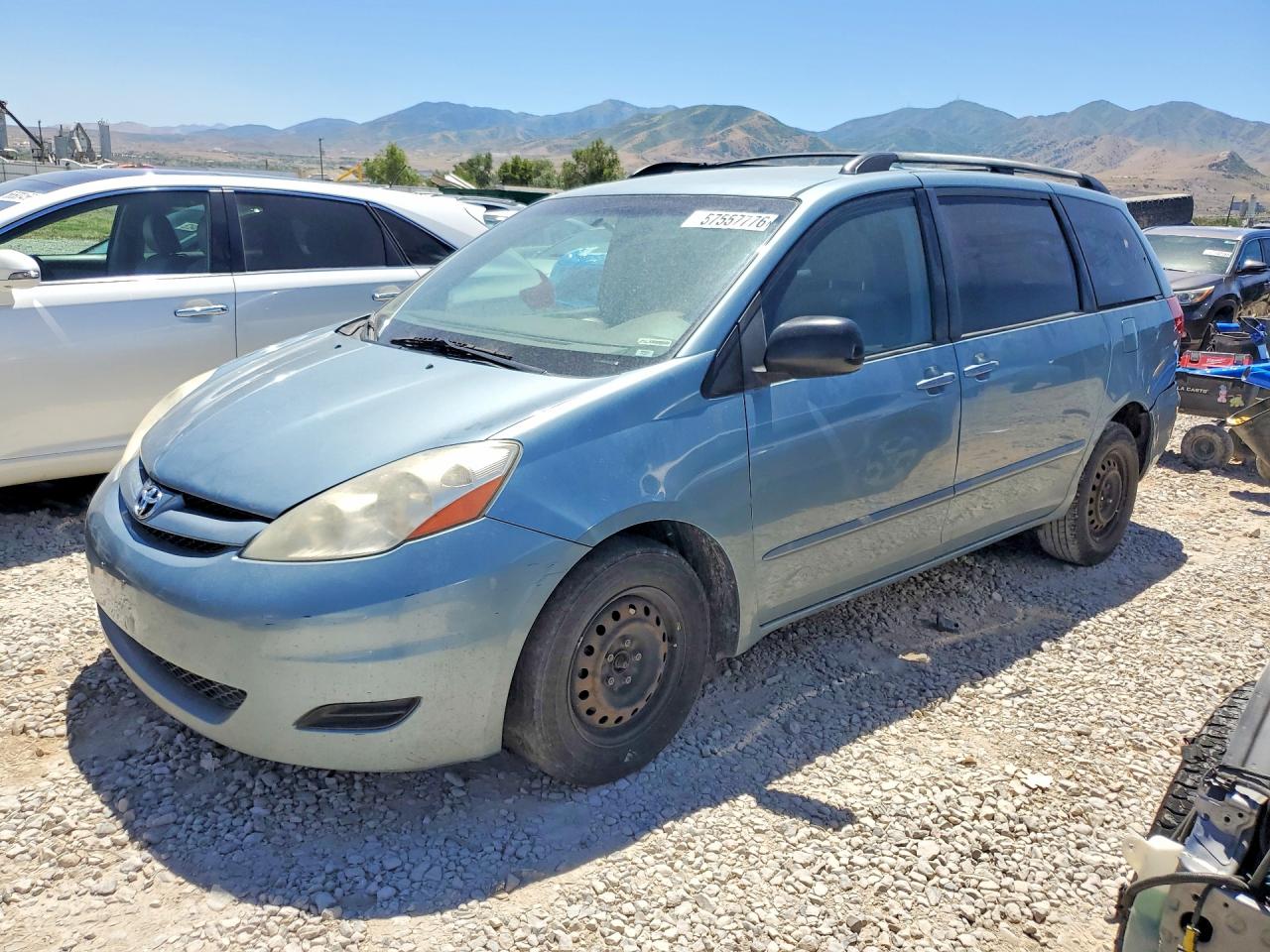 Salvage Toyota Sienna Image
