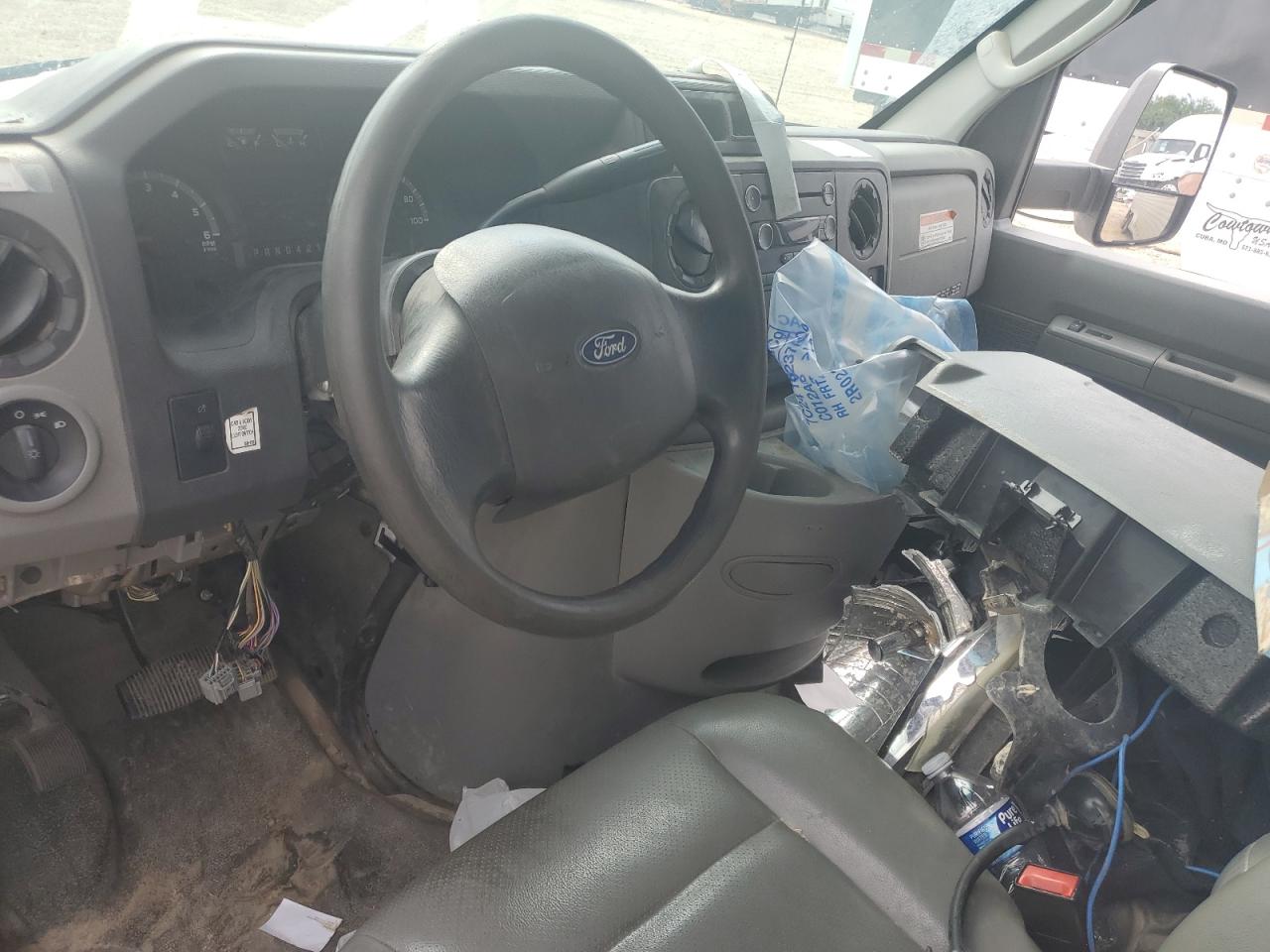 Ford Econoline E350 Super Duty Cutaway Van