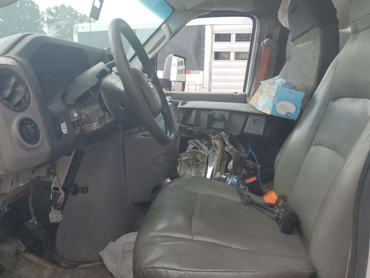 Ford Econoline E350 Super Duty Cutaway Van