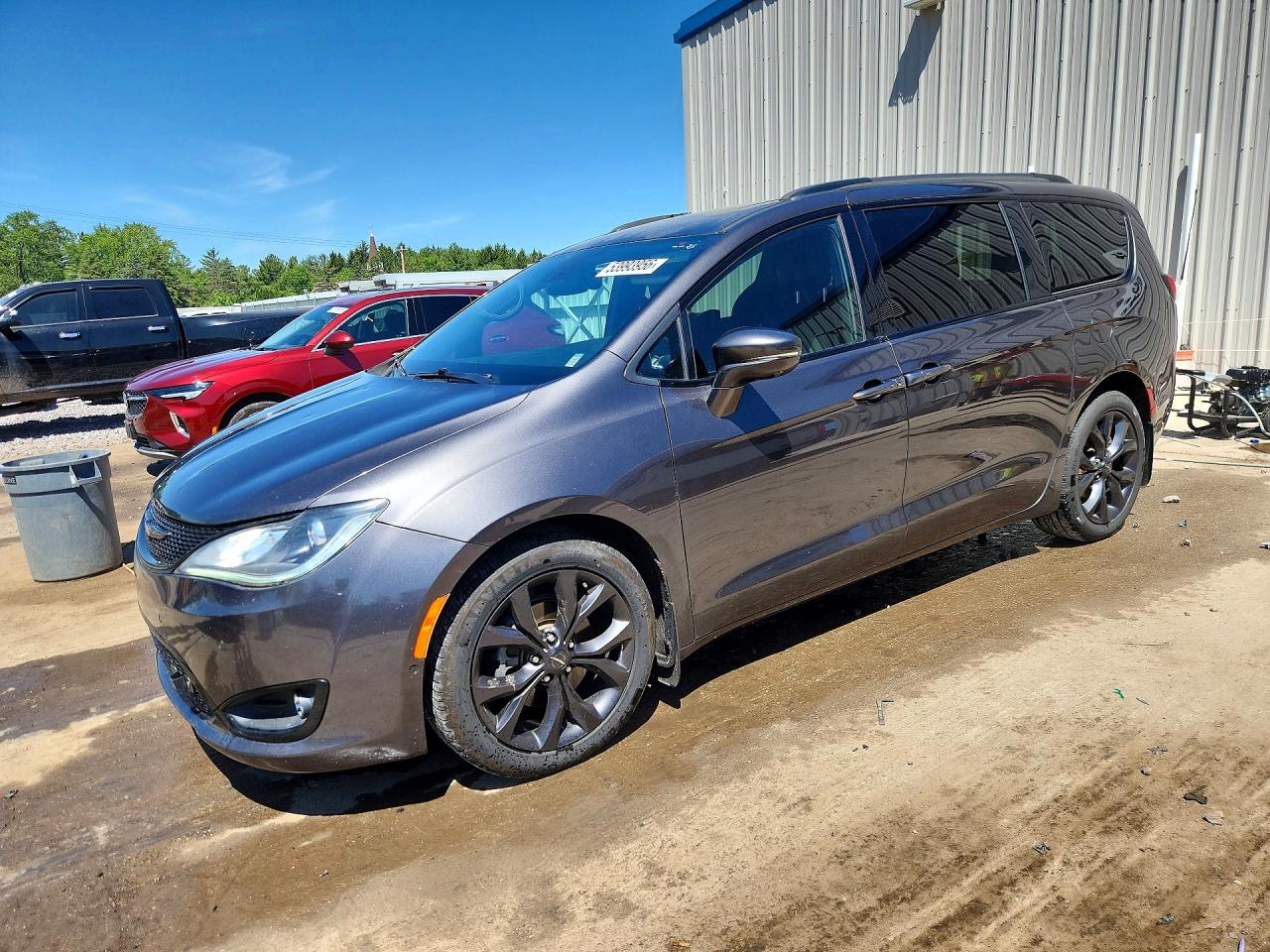 Salvage Chrysler Pacifica Image