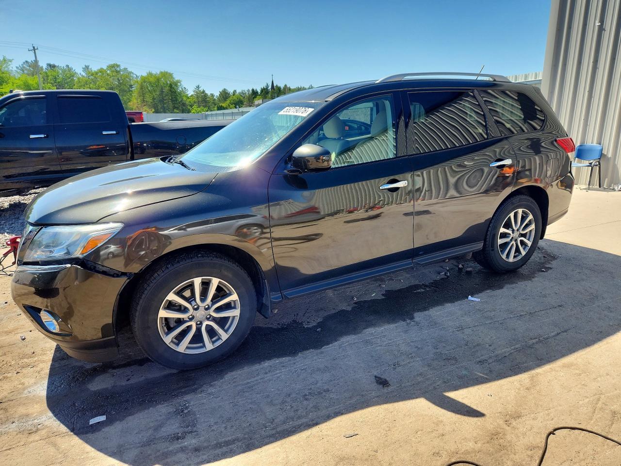 Salvage Nissan Pathfinder Image