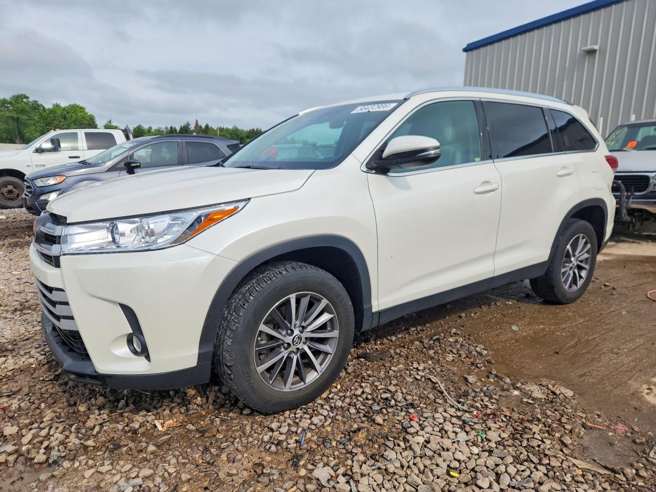 Salvage Toyota Highlander Image