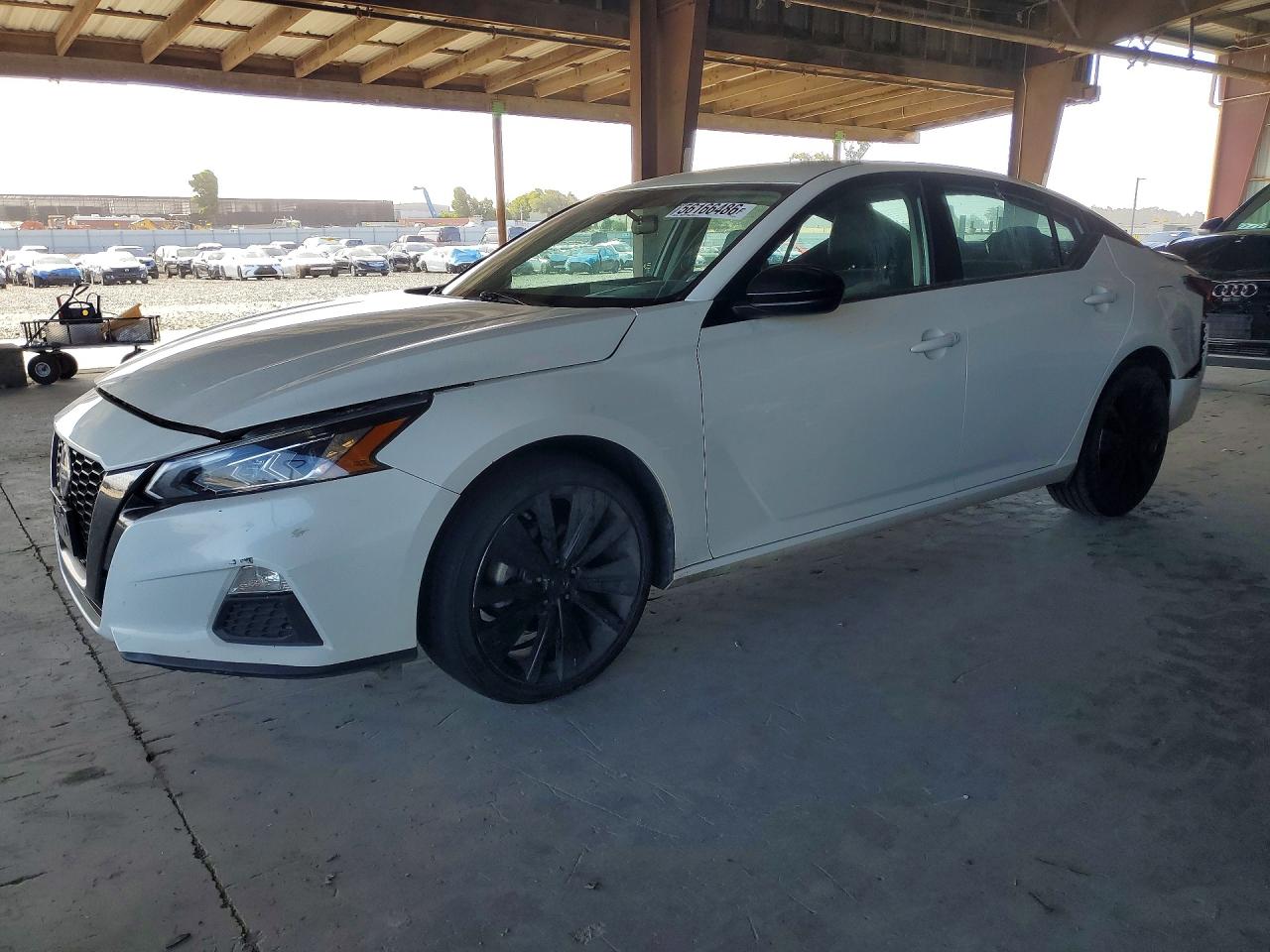 Salvage Nissan Altima Image
