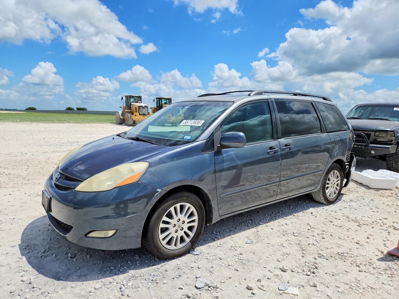 Salvage Toyota Sienna Image