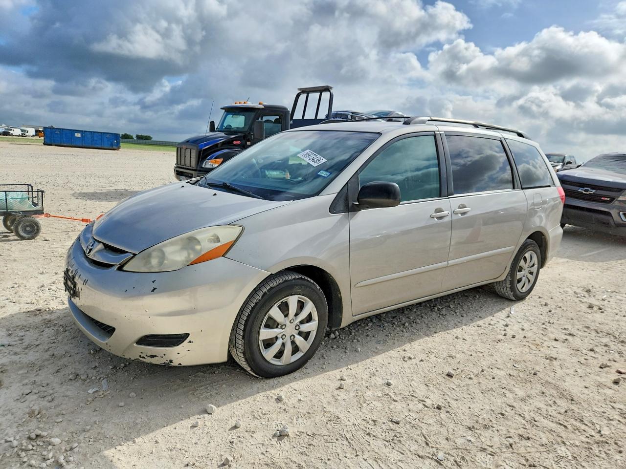Salvage Toyota Sienna Image