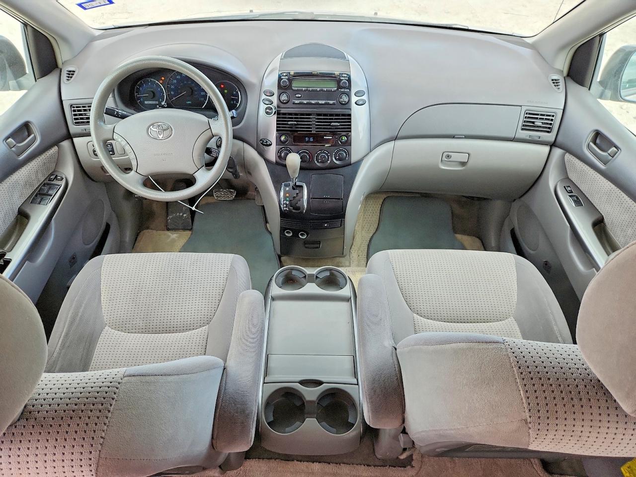 Toyota Sienna Le 8-passenger