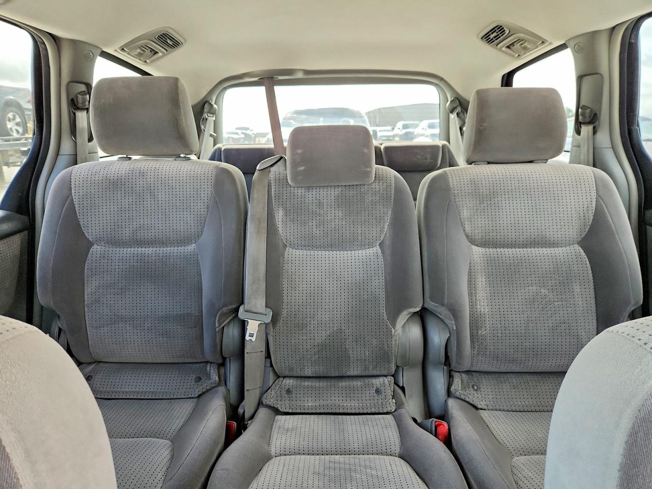 Toyota Sienna Le 8-passenger