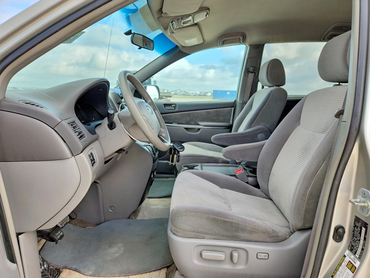 Toyota Sienna Le 8-passenger