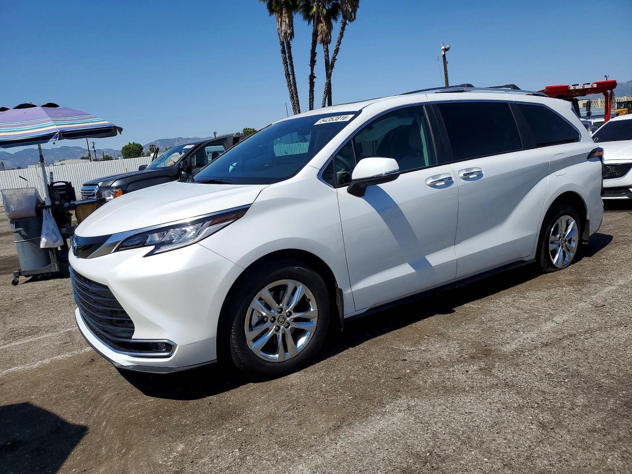 Salvage Toyota Sienna Image