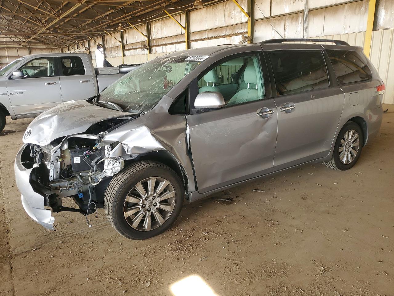 Salvage Toyota Sienna Image