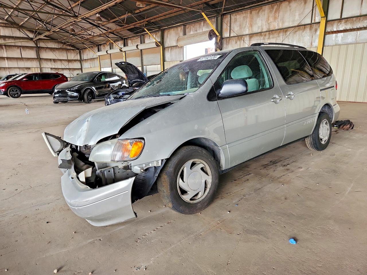 Salvage Toyota Sienna Image