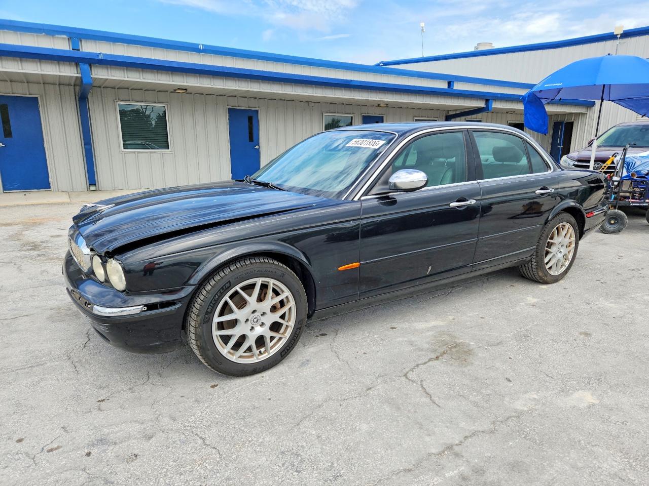 Salvage Jaguar XJ Image