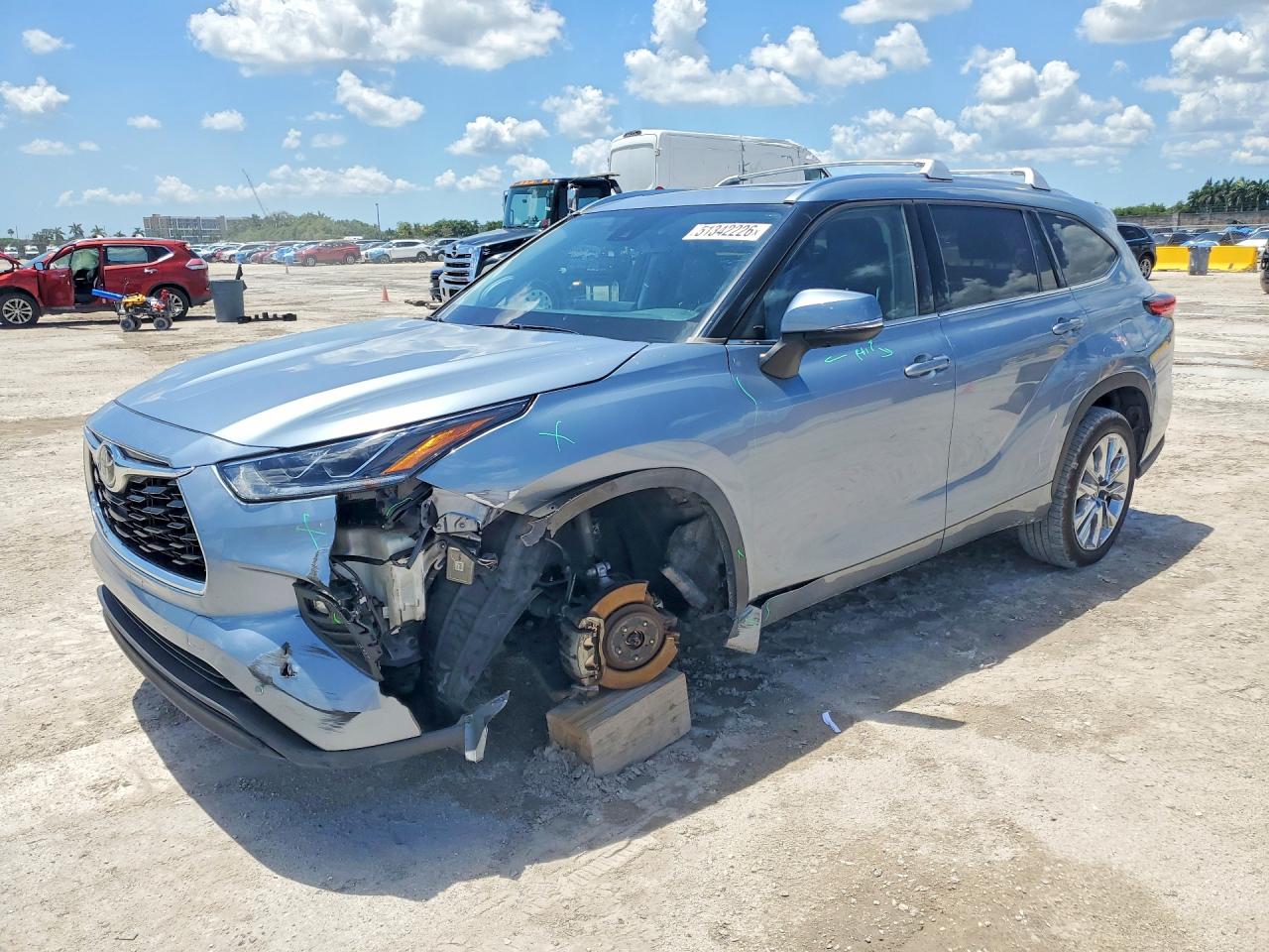 Salvage Toyota Highlander Image