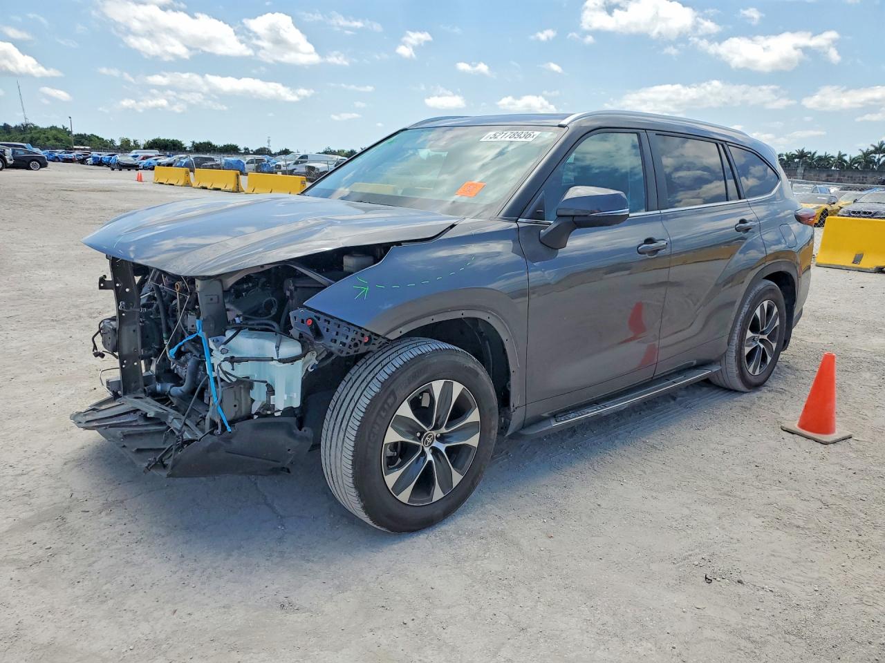 Salvage Toyota Highlander Image