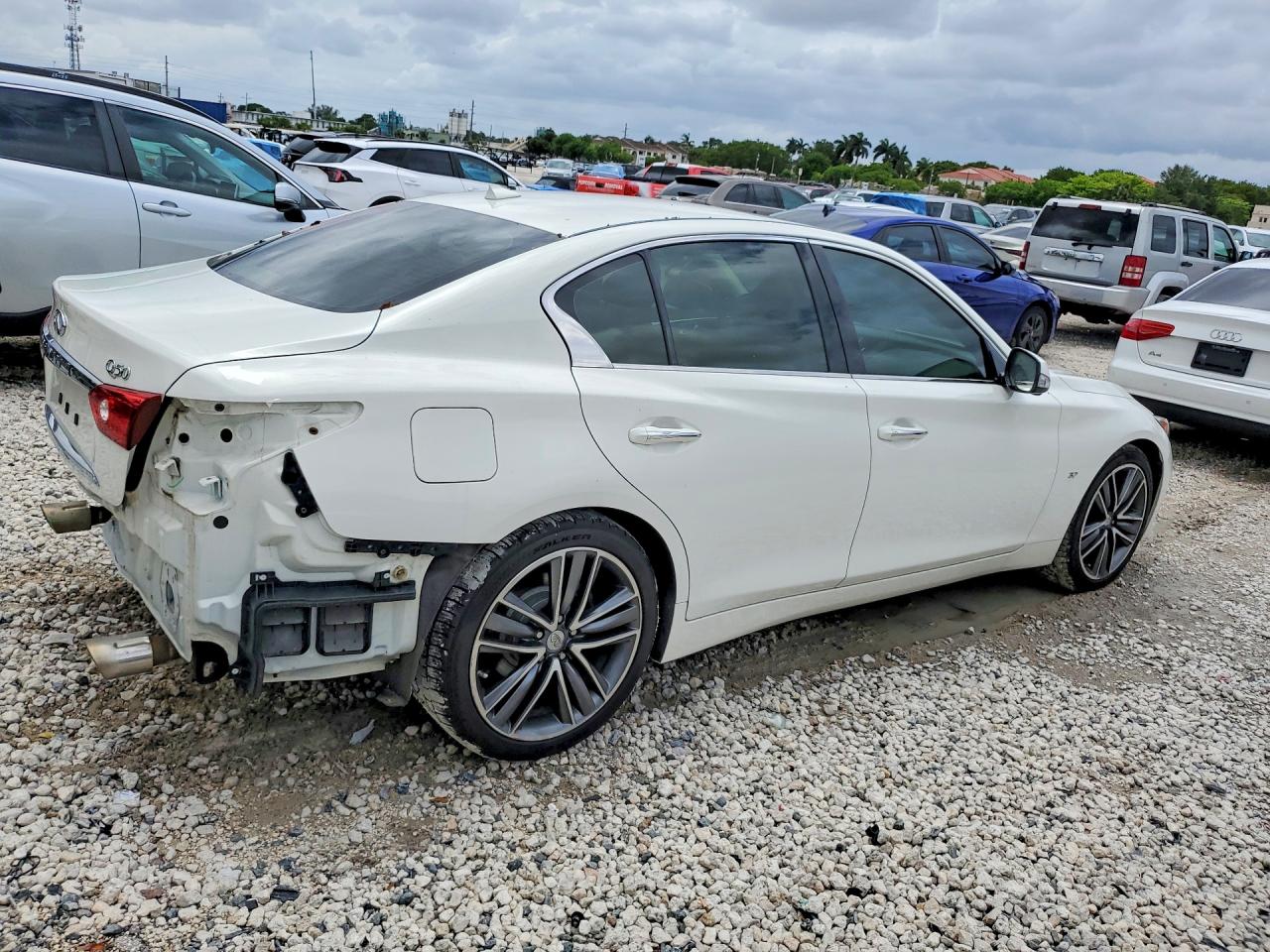 INFINITI Q50 Premium