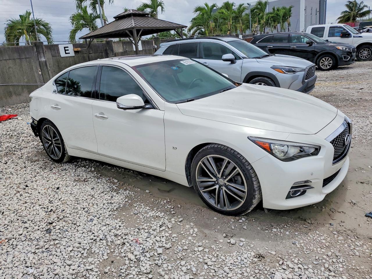INFINITI Q50 Premium