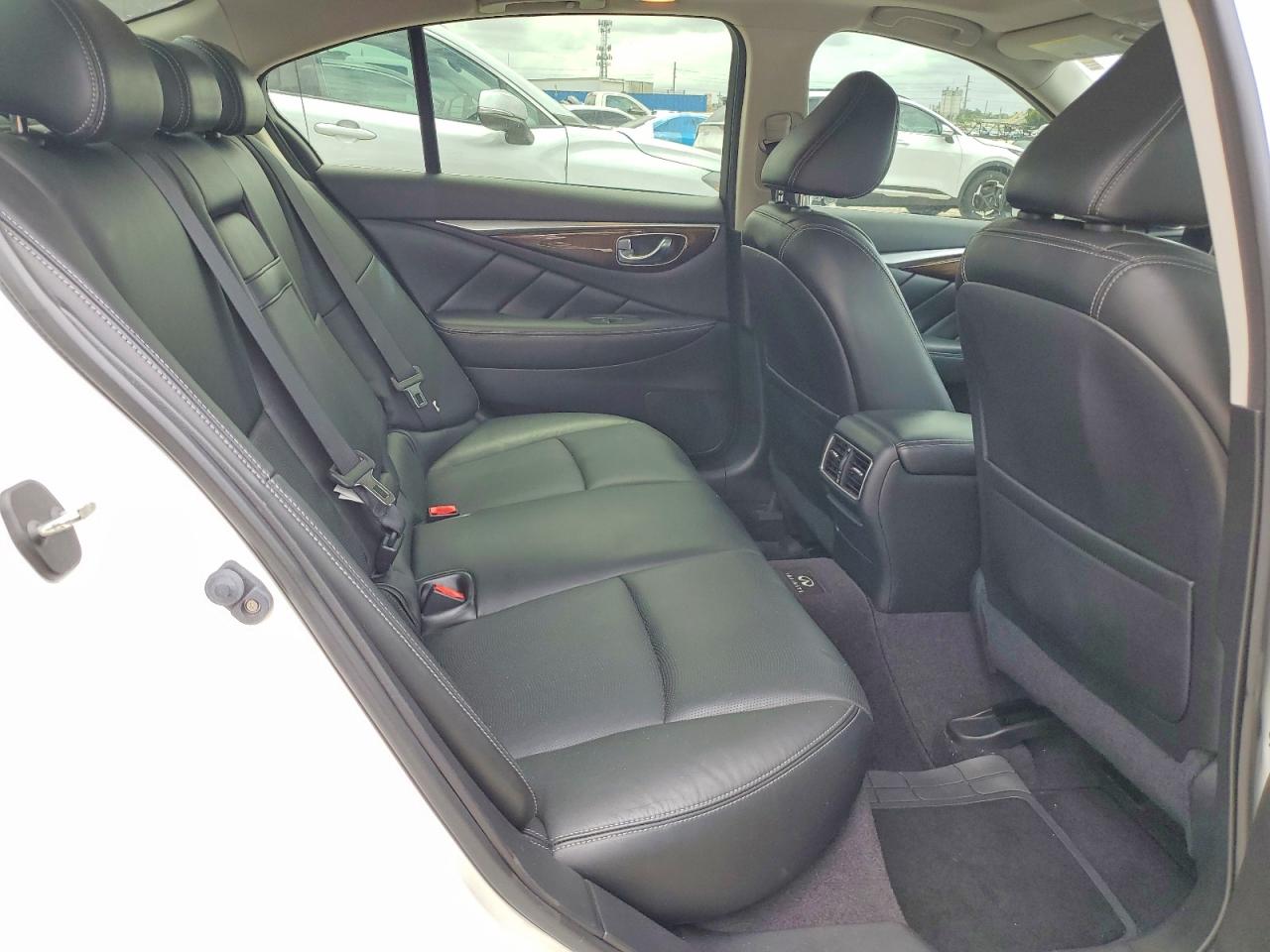 INFINITI Q50 Premium