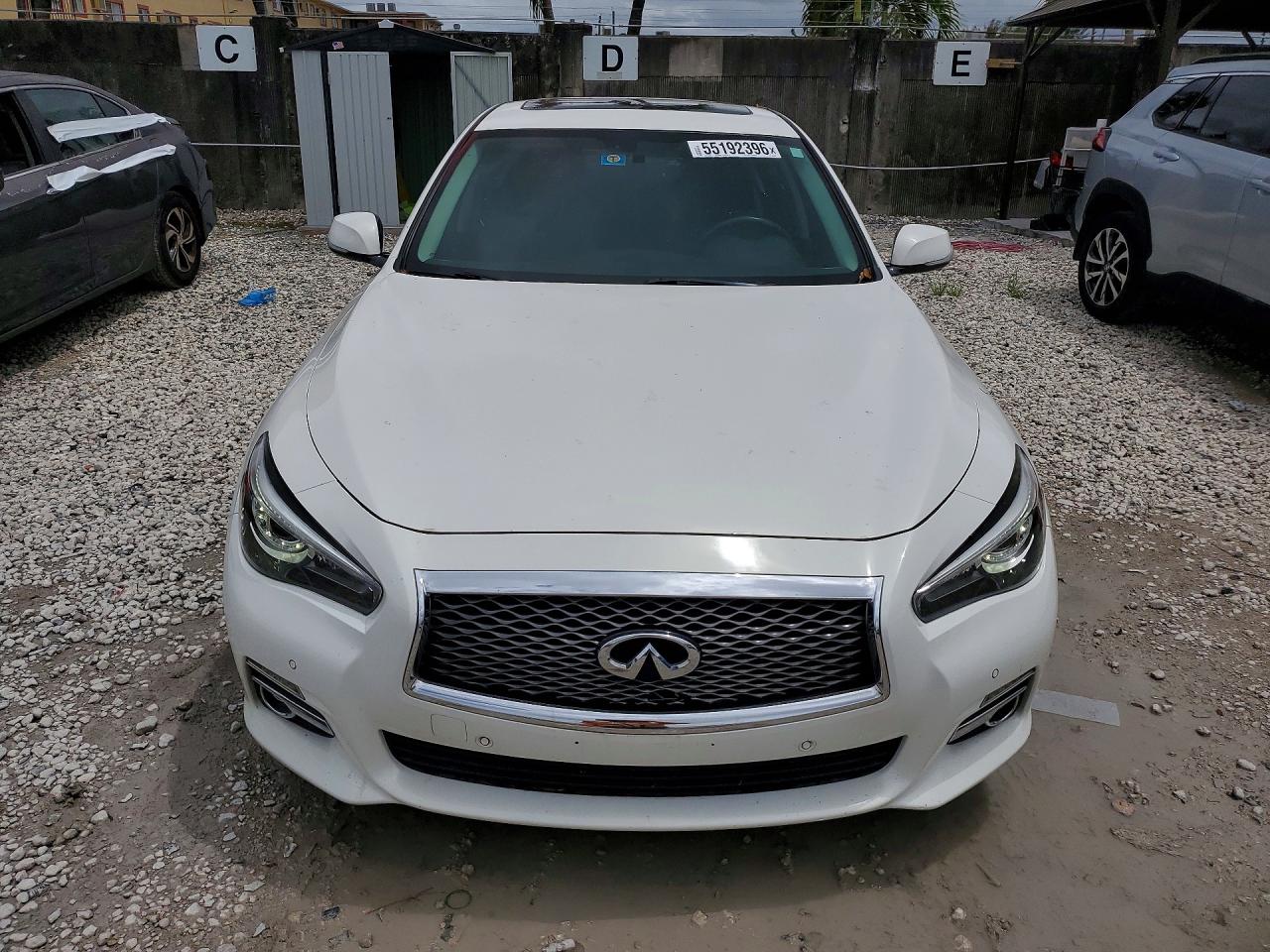 INFINITI Q50 Premium