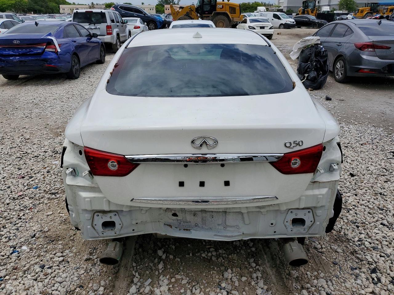 INFINITI Q50 Premium