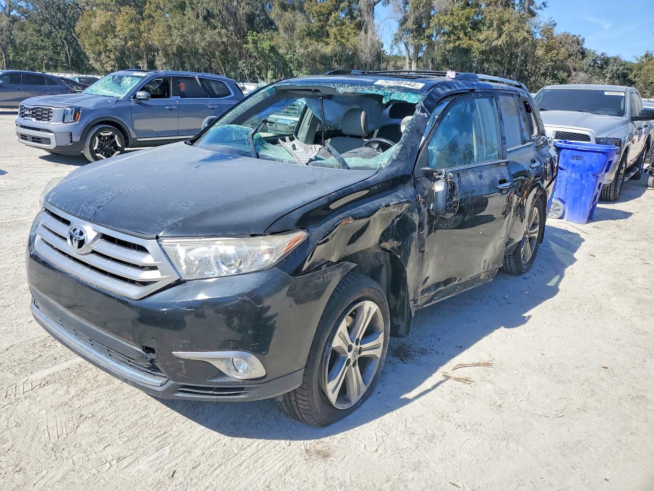 Salvage Toyota Highlander Image