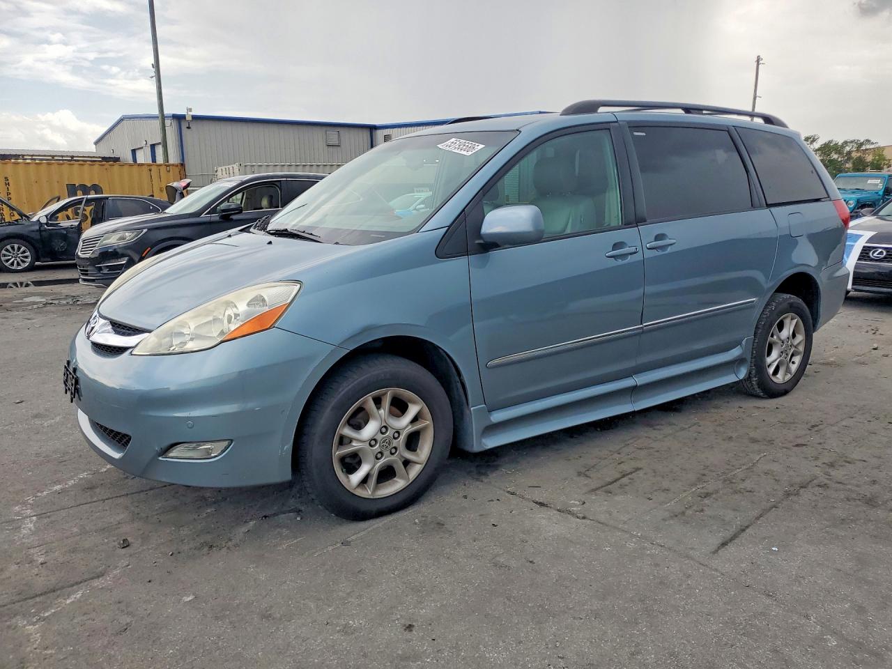 Salvage Toyota Sienna Image