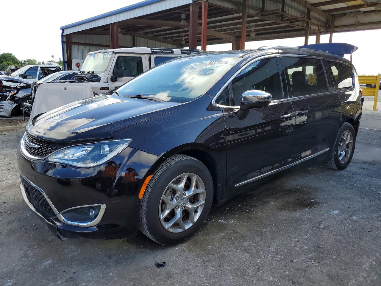 Salvage Chrysler Pacifica Image