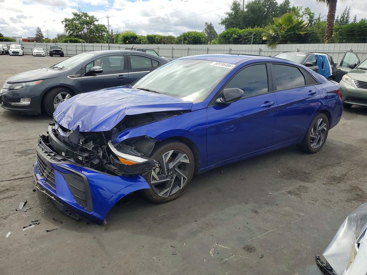 Salvage Hyundai ELANTRA Image