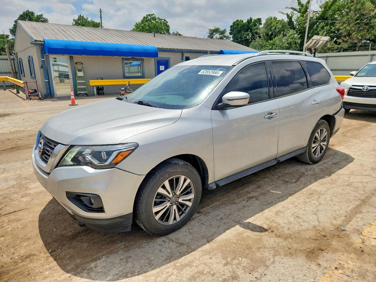 Salvage Nissan Pathfinder Image