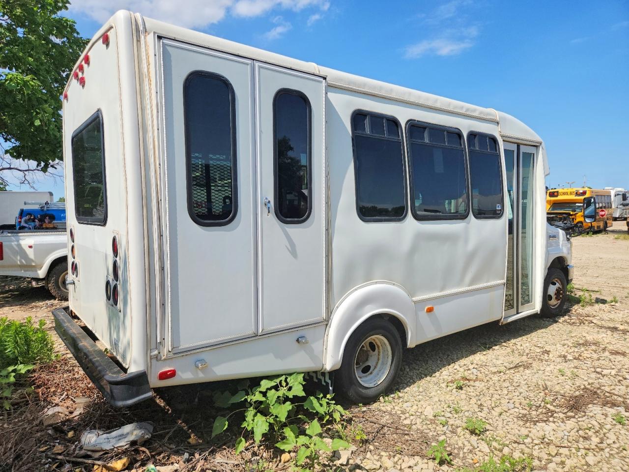 Ford Econoline E450 Super Duty Cutaway Van