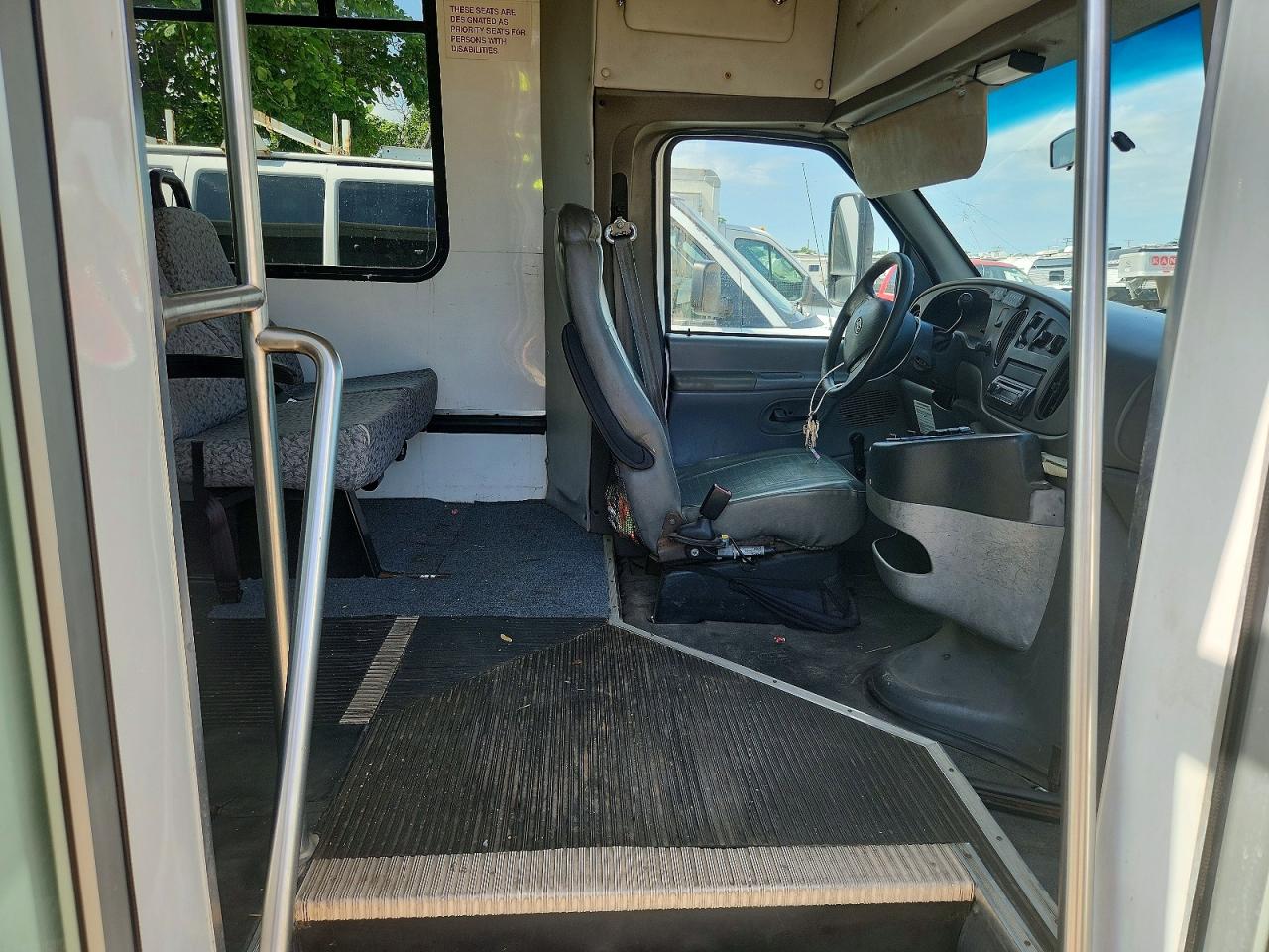 Ford Econoline E450 Super Duty Cutaway Van