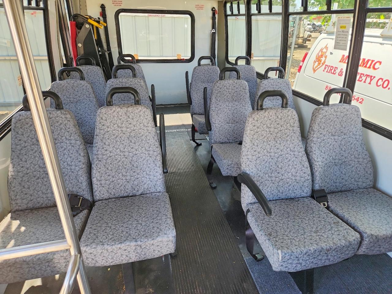 Ford Econoline E450 Super Duty Cutaway Van