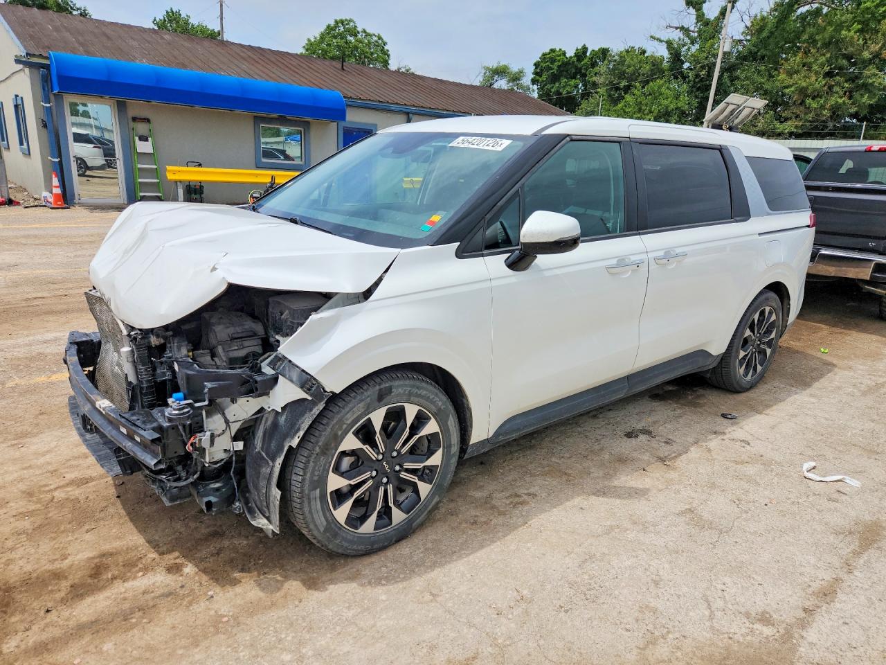Salvage Kia Carnival Image