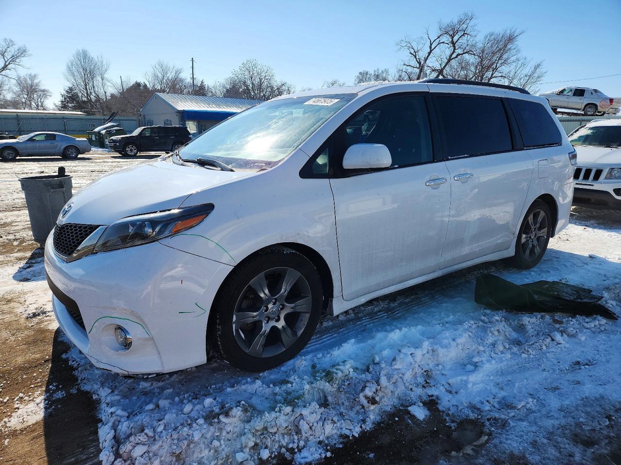 Salvage Toyota Sienna Image