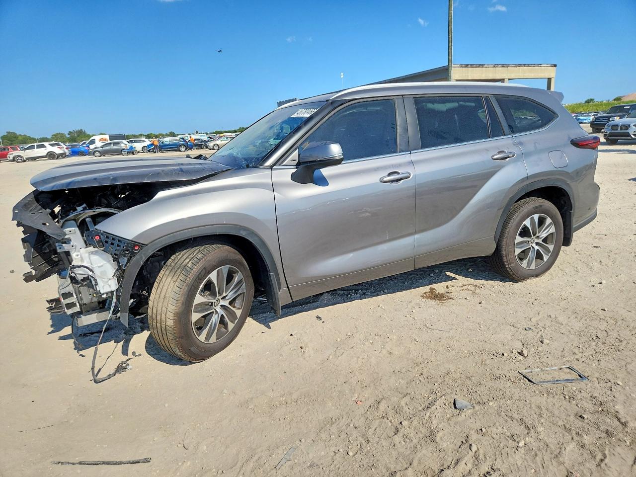 Salvage Toyota Highlander Image